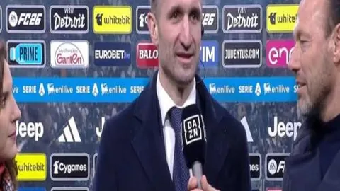 伊万发布会结束停留，沙特主帅送别方才离开。